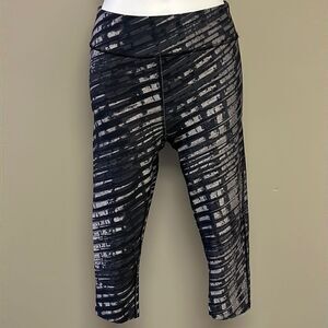 Under Armour Compression HeatGear Abstract Striped and Camo Cropped Legging- Sm